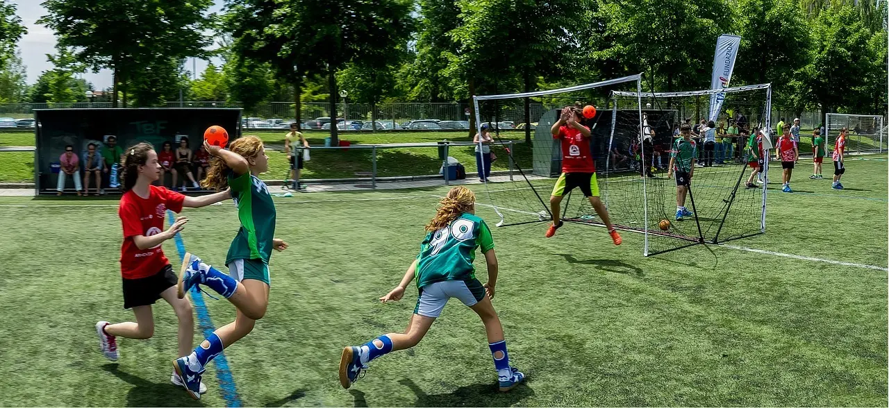 Unge håndboldspillere i aktion